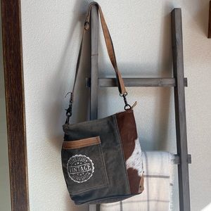 Myra Tote bag with green canvas and cow hide.